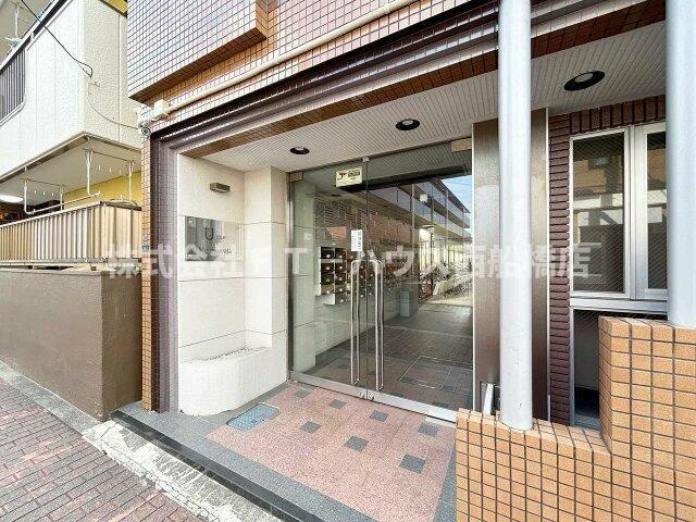 ユーコート本八幡のエントランス