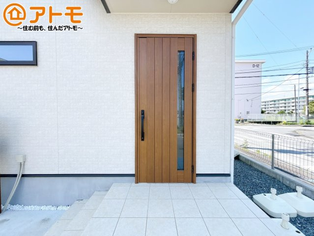 【玄関】 | 沼津市原　分譲住宅　1号棟 | 落ち着いた色合いの玄関はダブルロックで防犯性に優れた仕様になっています♪