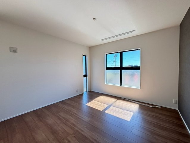 タマタウン　岐阜市西改田米野　全2区画分譲の洋室|建具やクロスなどをトータルデザインでコーディネートしており、室内に落ち着きと安らぎを与えてくれます。