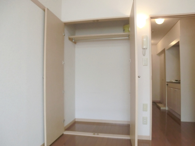 リリックコート鎌倉の収納|パイプが通っているので、洋服も掛けられ荷物も収納できます！