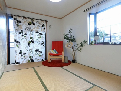 【和室】 | ピアコート | ※参考写真※南向き和室6帖☆バルコニーに繋がる角部屋二面採光の落ち着くお部屋です！和室は冬場はコタツでほっこり♪夏は意外と涼しくて使い勝手がいいんですよ♪