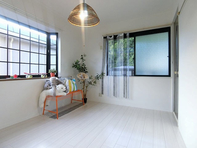 【洋室】 | ピアコート | ※参考写真※洋室6帖☆玄関側にある角部屋二面採光のお部屋です♪子供部屋や書斎・寝室など多用途に使えそうなお部屋♪出窓があるのでインテリアを飾って楽しむこともできます♪