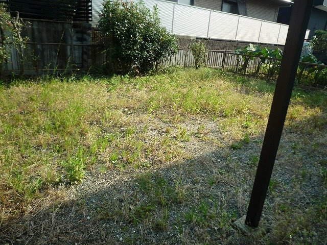 つつじが丘三丁目30番1貸家群の庭
