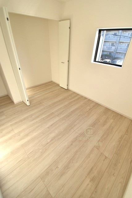 TERRACE　ひたちなか市高場　1期 　2の洋室|折戸を開くと壁面クローゼット。衣類が横一列に並ぶためひと目で洋服が選びやすい！衣類をたくさんお持ちの方もスッキリ片付きます♪