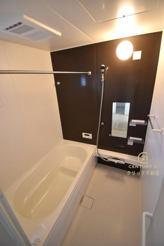 TERRACE　ひたちなか市高場　1期 　2の浴室|浴槽への出入りが安全な低床タイプのユニットバス。洗い場は滑りにくい速乾床ですので、お子様やご高齢の方にも安心です。自動お湯張りに追焚機能付きのオートバスです。（写真は完成イメージ）