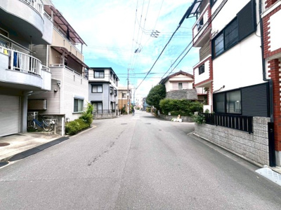 【前面道路含む現地写真】 | 高槻市春日町　中古戸建 | ■前面道路西側約7.3m北側約４m。車庫は西側のため車庫入れスムーズです！
■徒歩10分圏内に商業施設あり
■城南中学校まで徒歩約2分
■若松小学校まで徒歩約9分