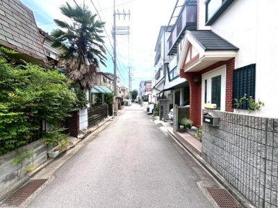 【前面道路含む現地写真】 | 高槻市春日町　中古戸建 | ■徒歩10分圏内に商業施設あり
■城南中学校まで徒歩約2分
■若松小学校まで徒歩約9分