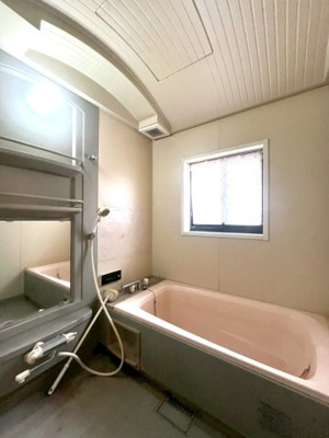【浴室】 | 高槻市春日町　中古戸建 | ■浴室に窓があるので換気することができます。