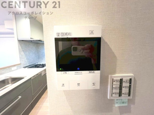 訪問者が来たときにテレビ画面で確認できるため、安心してドアを開けられます。録画機能があるものもあり、留守中に来訪者を記録しておくことができます。利便性が高く、セキュリティ面でも安心です。