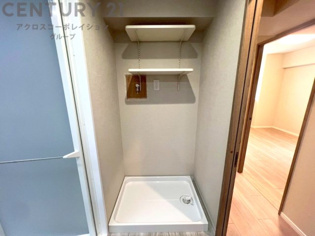 洗濯物の仕分け作業がしやすく、整理整頓が容易になります。洗濯音や湿気を他の部屋に持ち込まず、生活環境を快適に保ちます。上部を活用すれば収納スペースを確保でき洗剤や洗濯用品の整理もしやすくなります。