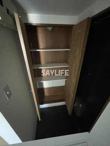 眞柄ビルの玄関