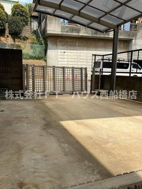 前貝塚町戸建の駐車場