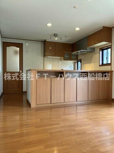 前貝塚町戸建の居間・リビング