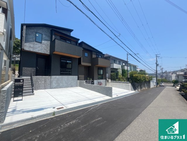 神戸市垂水区狩口台　新築一戸建ての前面道路含む現地写真|周辺は閑静な住宅街！前面道路広々で車の出し入れも便利です。駐車が苦手な方でも安心して車庫入れできます！