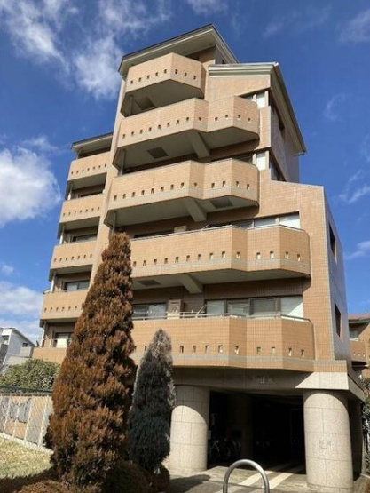 【外観】 | クレスト和泉 | 鉄筋コンクリート造のがっちりとした建物。
