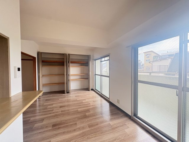 東大阪市中小阪５丁目の賃貸マンションの居間・リビング