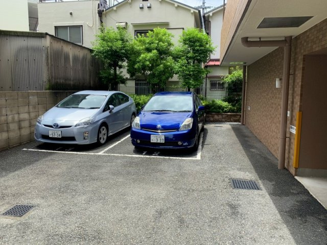 メゾンセルクルの駐車場