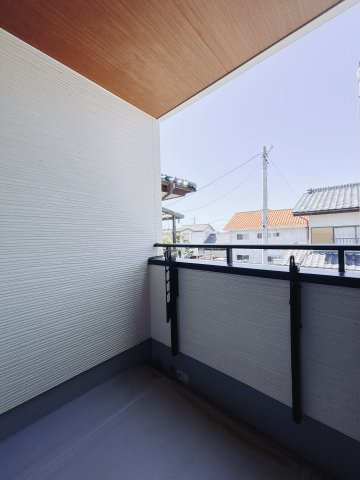 【中古戸建】前橋市下新田町のバルコニー|■バルコニー｜プライバシーが守られたインナーバルコニーは、くつろぎの空間としても、アウトドアの空間としても活躍をしてくれます。