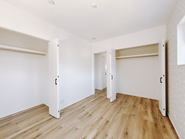 【中古戸建】前橋市下新田町の洋室|■2階洋室｜ナチュラルカラーの床です。模様替えなどとても楽しく工夫できます♪陽当たり、風通しもとても良いので毎日快適な生活スタートです！子供部屋にも良いですね♪