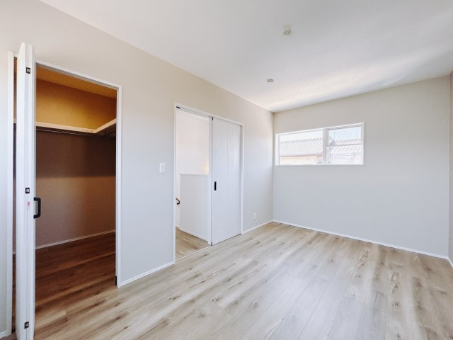 【中古戸建】前橋市下新田町の洋室|■2階洋室｜2階洋室には大きな窓をご用意しています。日中はあたたかな日差し差し込み自分時間も充実できますね＾＾