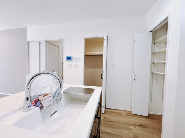 【中古戸建】前橋市下新田町のキッチン|■キッチン｜キッチン横にパントリーをご用意しております♪食料品や増えてキッチン用品もしっかり収納できますね♪
