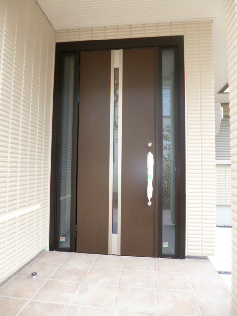 タウンコート中村の庭|★重厚な玄関ドア★広々した玄関前★
