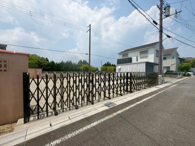 守山市木浜町　建築条件無し売土地の前面道路含む現地写真