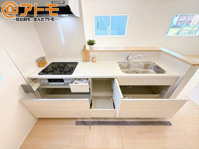 【キッチン】 | 沼津市大諏訪第9　新築一戸建て　全1棟 | リビングで遊ぶお子様にも目が届く、安心感で選ぶなら対面キッチン♪