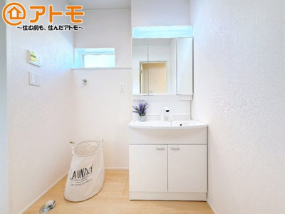 【独立洗面台】 | 沼津市大諏訪第9　新築一戸建て　全1棟 | 収納豊富な３面鏡の洗面化粧台は使い勝手良好♪
