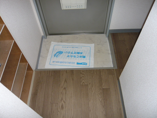 プチハイツ服部の玄関