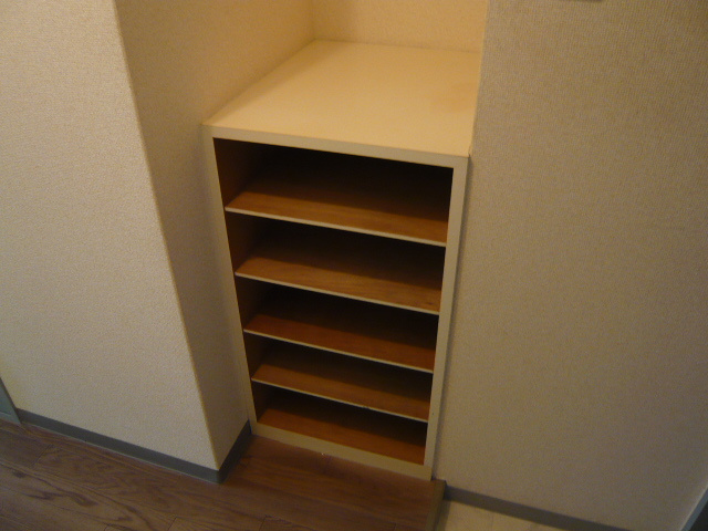 プチハイツ服部の玄関