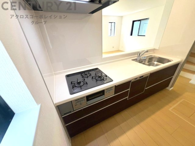 シンプルなデザインと使いやすさを兼ね備えた対面式システムキッチンは、効率的な作業スペースを提供し、家族やゲストとのコミュニケーションを促進します。