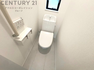 温水洗浄便座付トイレは温水洗浄機能により、暖かい水でおしりを洗浄することができ、冷たい水を使う従来の便座に比べ、温水洗浄機能で暖かいトイレを提供し、快適な使用を可能にします。