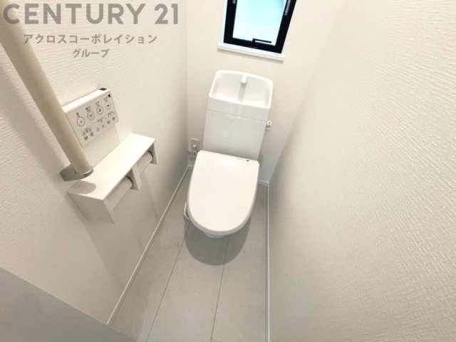 温水洗浄便座付トイレは温水洗浄機能により、暖かい水でおしりを洗浄することができ、冷たい水を使う従来の便座に比べ、温水洗浄機能で暖かいトイレを提供し、快適な使用を可能にします。