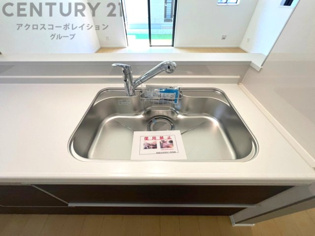 大きなシンクでお鍋などの大きな調理器具を洗う際にも便利です。
