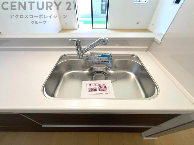 大きなシンクでお鍋などの大きな調理器具を洗う際にも便利です。

