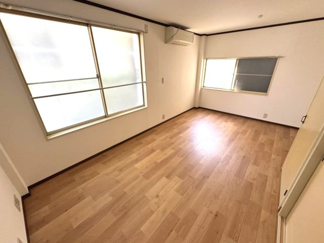 ハイツ山崎の洋室