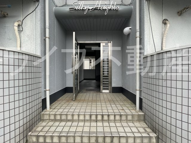 シルキーハイツのエントランス