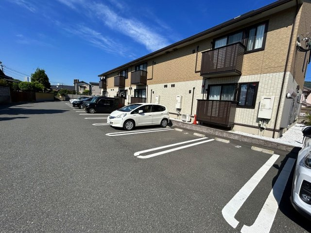 ハイヒルズ城野の駐車場