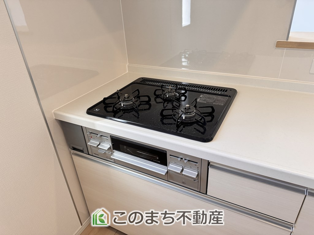 CRADLEGARDEN小山市千駄塚第2のキッチン|三ツ口コンロ採用で、同時調理もスムーズ◎！お料理を並べられるカウンター付きで、配膳・片付けをサポート！リビングで過ごすご家族とコミュニケーションを楽しみながら作業可能です♪