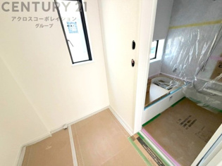 衣服の収納や脱ぎ着や整理整頓がしやすく、湿った衣類を乾燥させるスペースがありカビや臭いの発生を防ぎます。床の汚れを他の部屋に持ち込まず清潔を保つことができます。また快適な入浴環境の整備にも役立ちます。