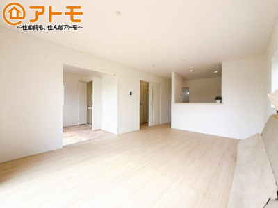 【居間・リビング】 | 沼津市大諏訪第8　新築一戸建て　1号棟 | 家族団らんのイメージは、リビングを思い浮かべませんか？リビングこそ広々とした空間が良いですね♪