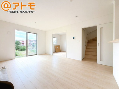 【居間・リビング】 | 沼津市大諏訪第8　新築一戸建て　1号棟 | 広々と開放的なLDKは、家族が自然と集まる広さ♪お子様のリビング学習にもピッタリ♪