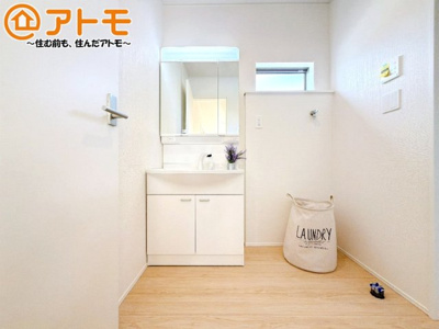 【独立洗面台】 | 沼津市大諏訪第8　新築一戸建て　1号棟 | 収納豊富な３面鏡の洗面化粧台は使い勝手良好♪