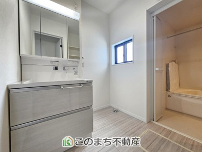 【洗面所】 | ワイウッドコート佐野市高萩町　第3期　 | 同社施工物件写真。※建具やフローリング、その他仕様が異なる場合がございます。