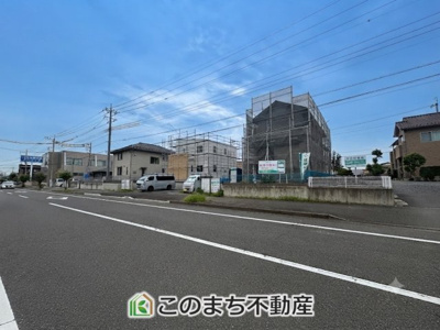 【前面道路含む現地写真】 | ワイウッドコート佐野市高萩町　第3期　 | 前面道路幅16ｍでお車の出し入れもスムーズです☆