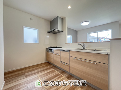 【キッチン】 | ワイウッドコート佐野市高萩町　第3期　 | 同社施工物件写真。※建具やフローリング、その他仕様が異なる場合がございます。