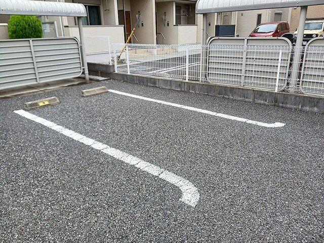 ティアラＢの駐車場