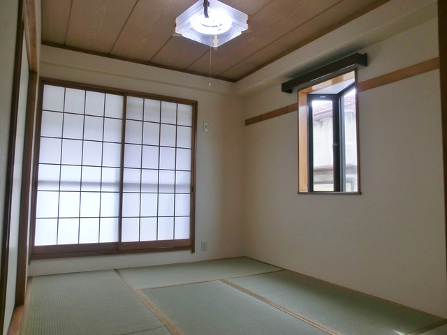 蔵前コーポの和室|2面採光、出窓付きの和室です。