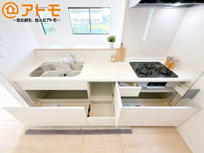 【キッチン】 | 沼津市大諏訪第8　新築一戸建て　2号棟 | 対面タイプならキッチン内にいながらご家族やお客様との会話が楽しめます♪